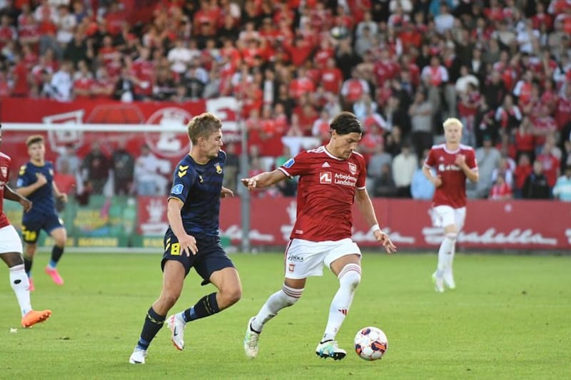El lateral chileno sufre por el presente deportivo del Vejle Boldklub.
