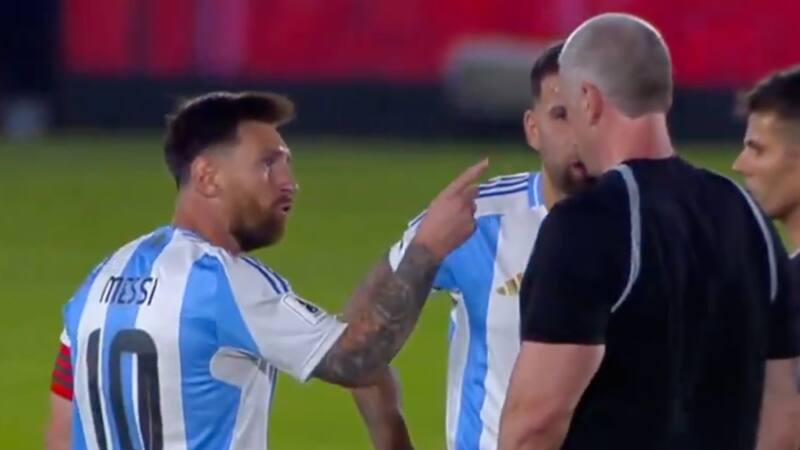 ¡Se calentó Lionel Messi! El argentino encaró con todo al árbitro brasileño Anderson Daronco
