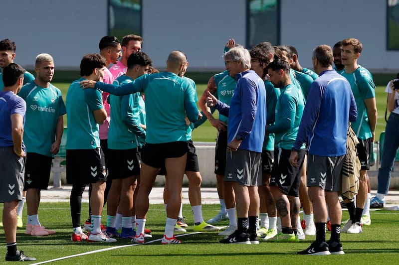 El DT del Betis junto a los jugadores de su plantilla en la última práctica ante del duelo de este jueves. Foto: Agencia EFE.