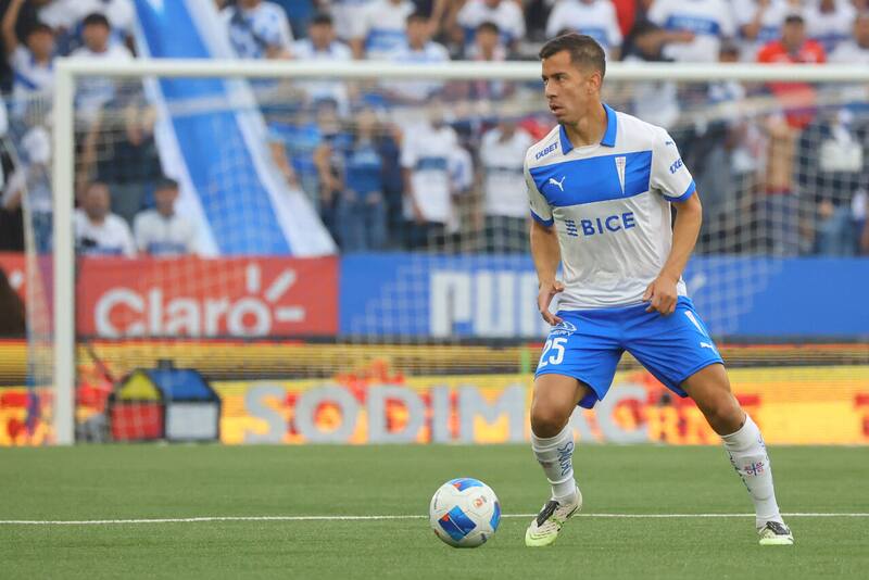 El volante está cerca de salir de la UC. Foto: Agencia Aton.