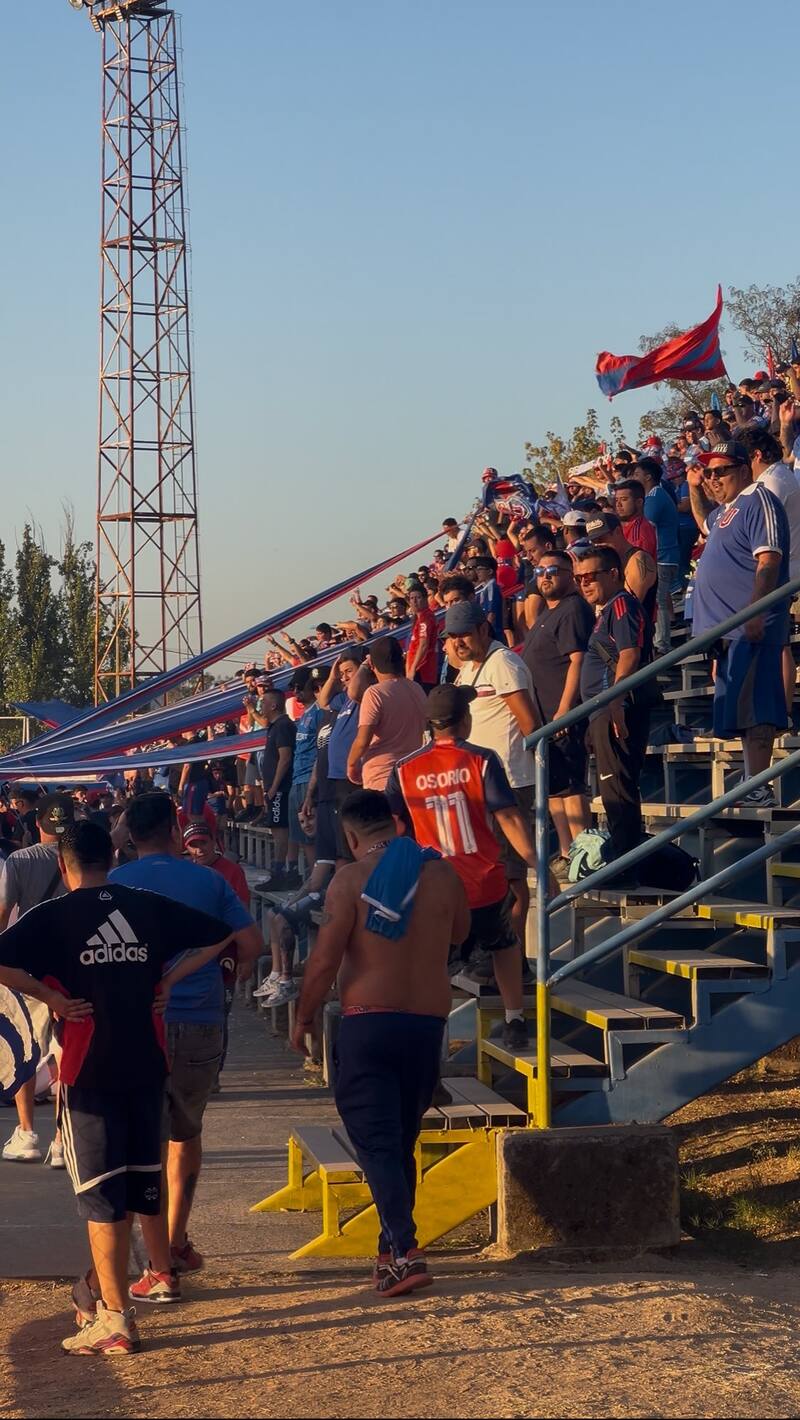La parcialidad azul dijo presente en el duelo ante Chimbarongo. Foto: @Chimbarongo_FC.