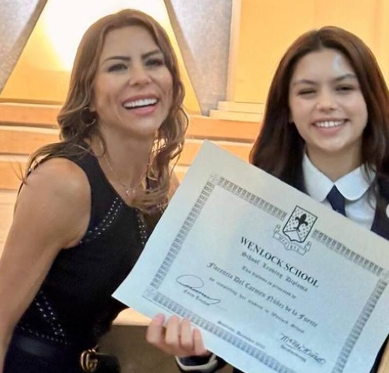 en la graduación de 4to Medio de su hija. Créditos: Instagram