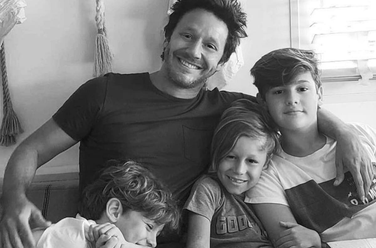 “Somos padres que lloramos, cocinamos y compramos flores”: Benjamín Vicuña reflexionó sobre el machismo y el patriarcado en Día del Padre