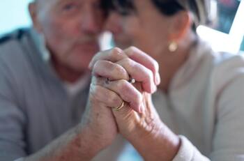 Si cumplen 50 años de casados pueden acceder a este aporte de $425 mil