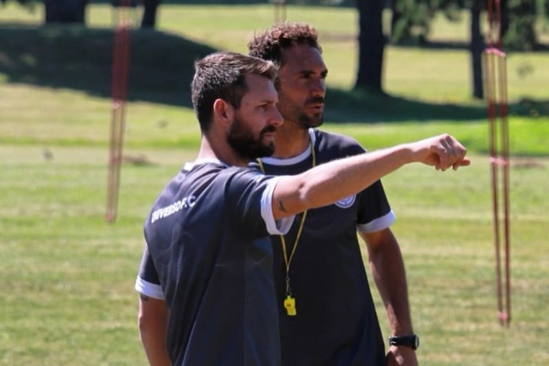 Lucas Simón se retiró del fútbol profesional y actualmente se dedica a liderar la academia Universo FC en Mar del Plata, con jóvenes futbolistas de entre 7 y a14 años. (Foto: @UniversoFC.MDP)