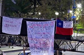 Tránsito desviado en Alameda por persona que se manifiesta sobre señalética