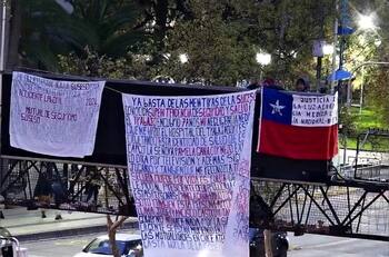 Tránsito desviado en Alameda por persona que se manifiesta sobre señalética