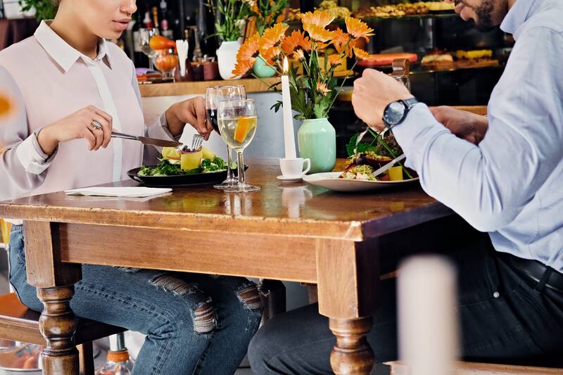 Conoce dónde cuesta más salir a comer afuera.