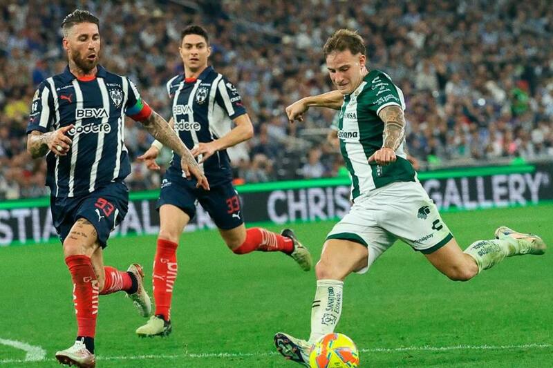 enfrentándose a Sergio Ramos.