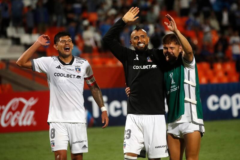 festejando el triunfo ante Godoy Cruz en Mendoza.