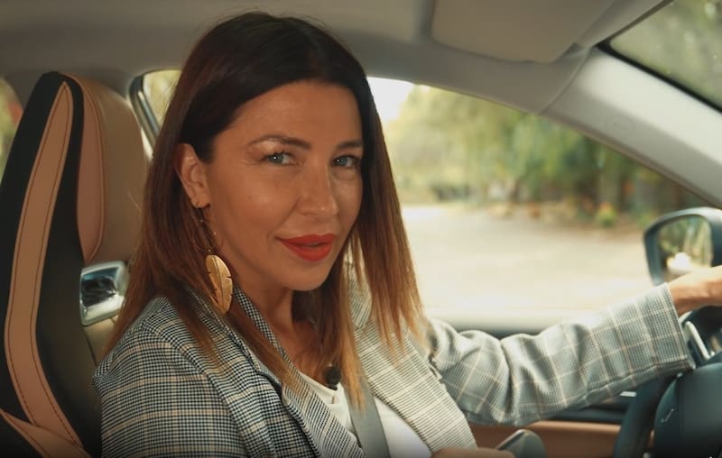 conduce un moderno SUV. Créditos: Livan