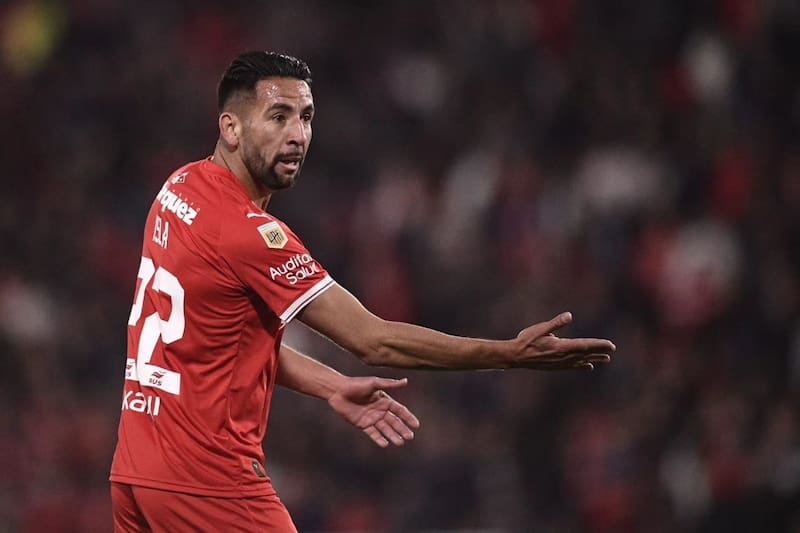 El lateral arremetió con todo contra Aníbal Mosa.