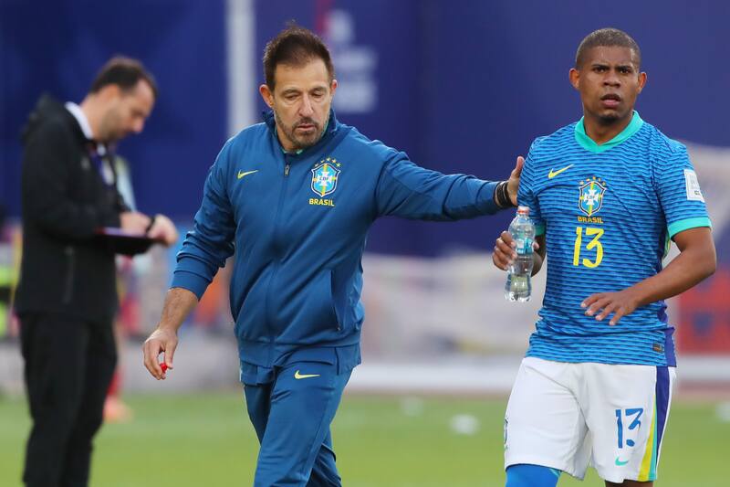 El entrenador de Brasil, Ramon Menezes, es fotografiado tras la eliminación histórica del Scratch en fase de grupos.