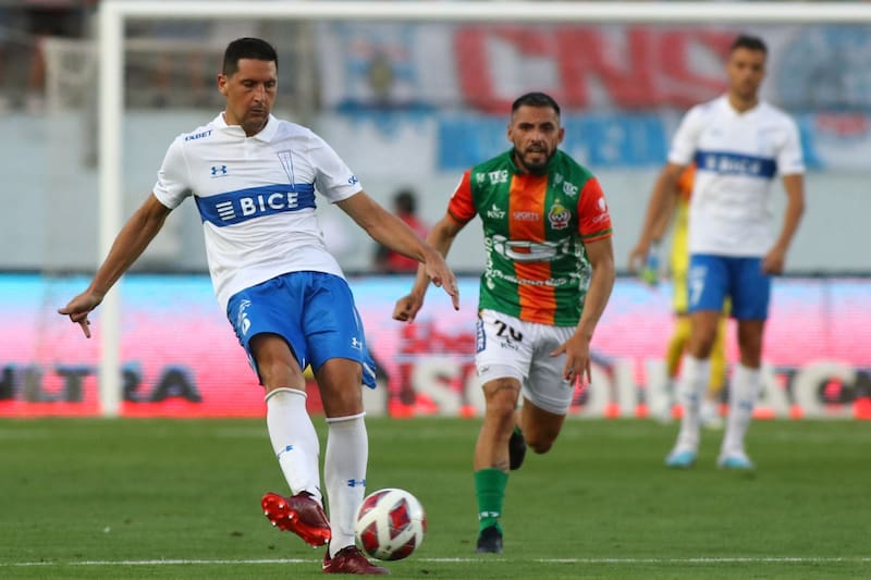 Burdisso podría volver a la zaga de la UC. Foto: Agencia Aton.