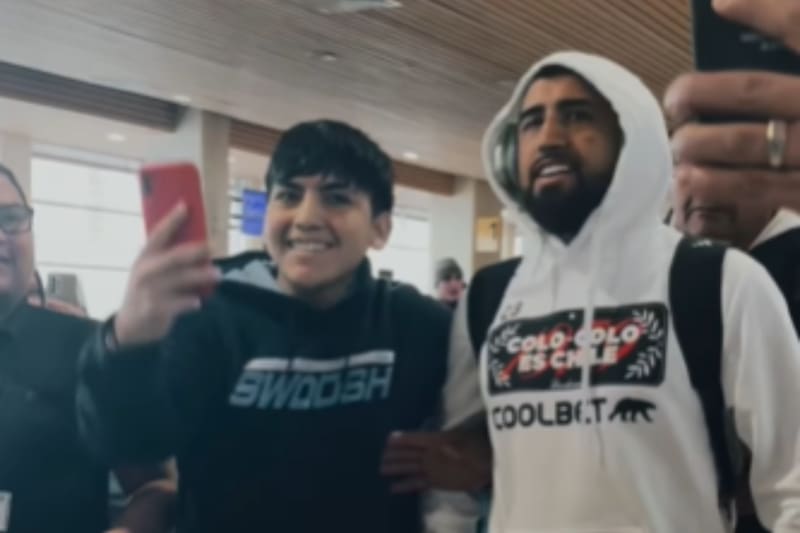 en su llegada a Puerto Montt con el plantel de Colo Colo