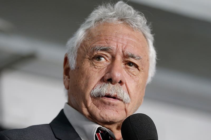 tendrá un programa radial.