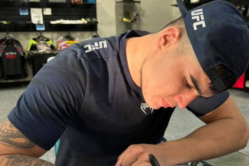 firmando su primer contrato con la UFC.