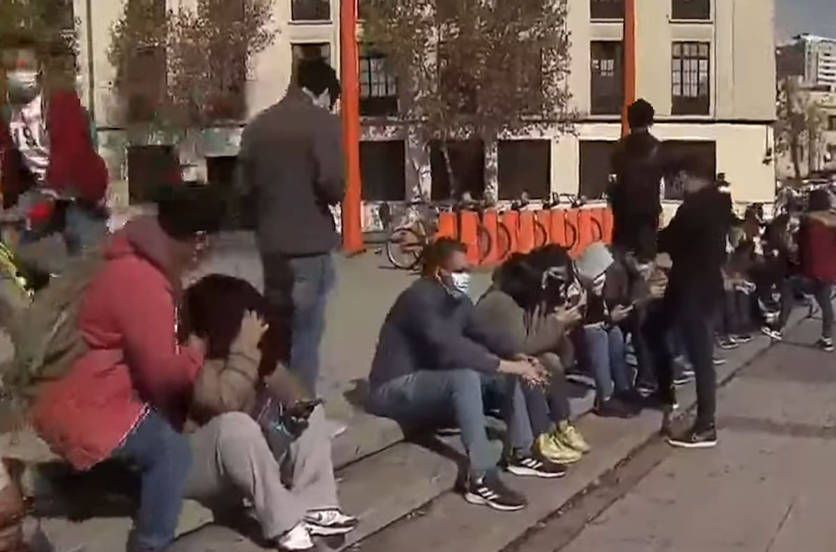 Denuncian largas filas por retraso en vacunación móvil en Estación Mapocho