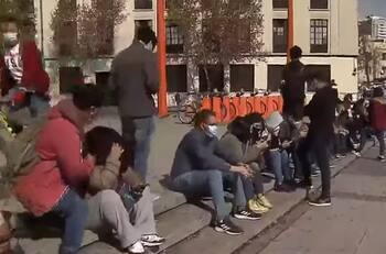 Denuncian largas filas por retraso en vacunación móvil en Estación Mapocho