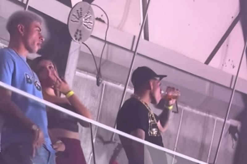 El frío encuentro entre figuras de Colo Colo y la U en concierto de Anuel.