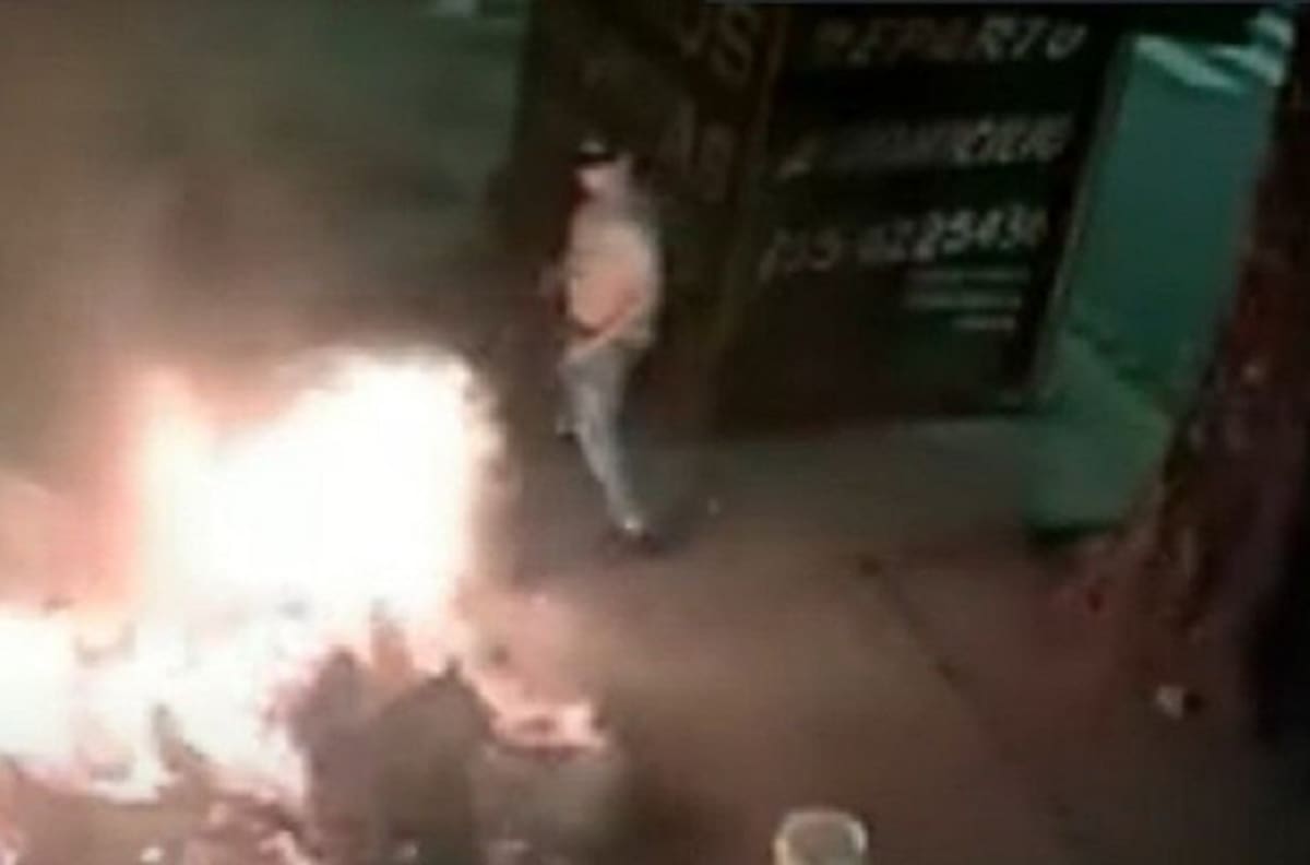 VIDEO | Mujer prendió fuego a indigente mientras dormía en la calle