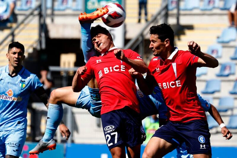 El momento exacto en que Francisco Arancibia impacta en el rostro a Jorge Ortiz, al intentar una chilena en el área de Universidad Católica. Foto: Agencia Aton.