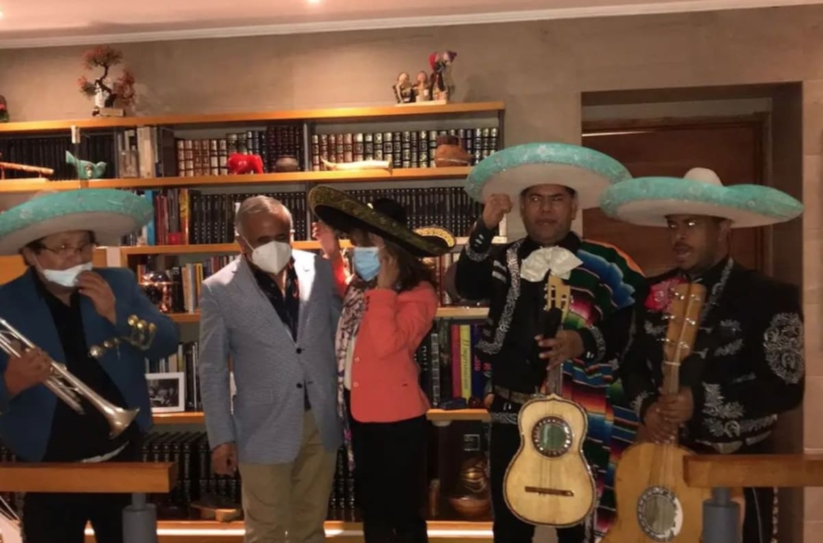 Doctor Ugarte y el romántico detalle con su polola Antonieta Ortiz: La sorprendió con una serenata por su cumpleaños
