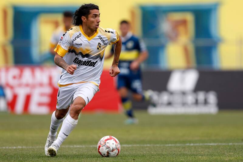 Luciano Cabral se acerca a Colo Colo. (Foto: Aton)