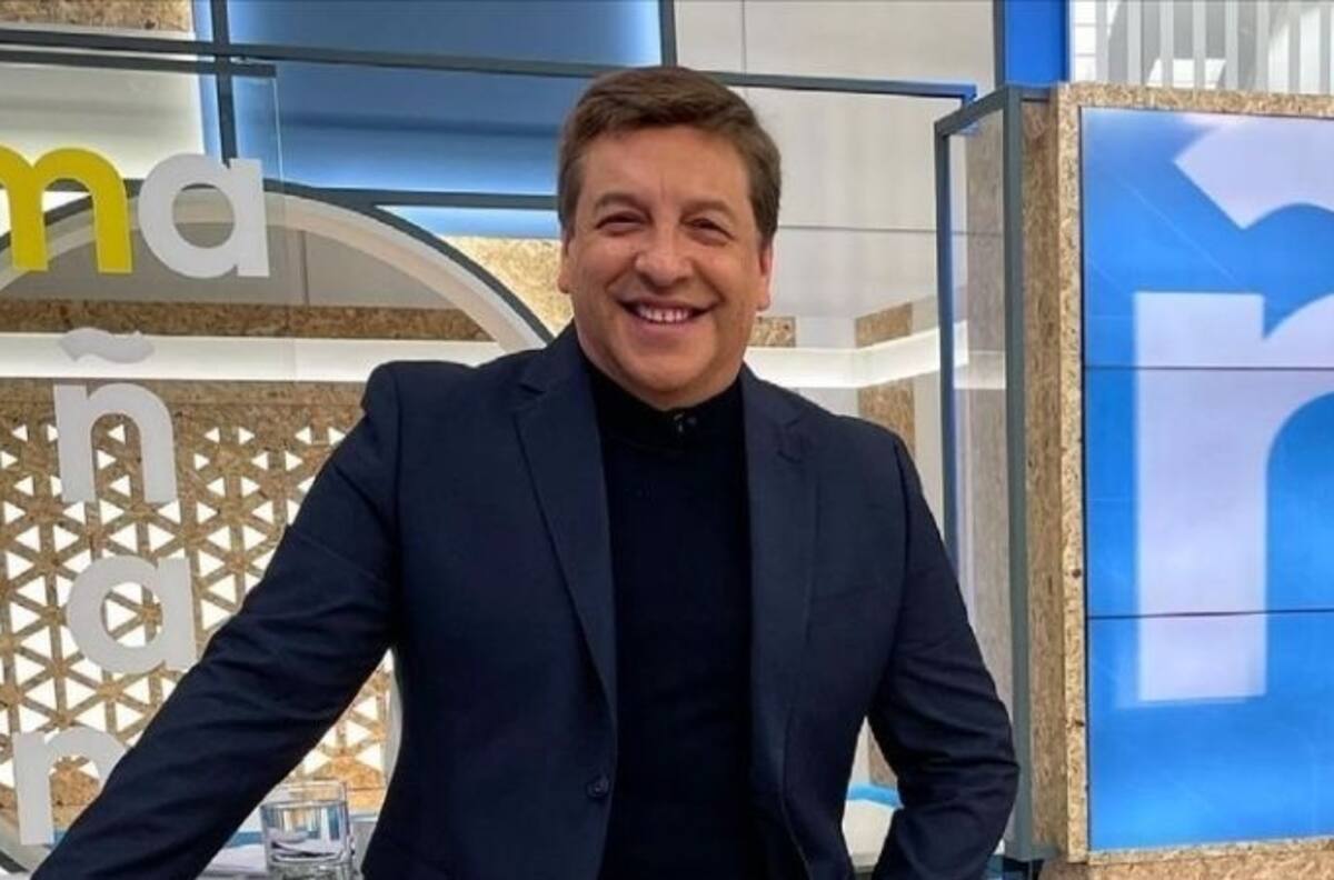 La celebración de Julio César Rodríguez: Recibió el botón de plata en YouTube con "La Junta"