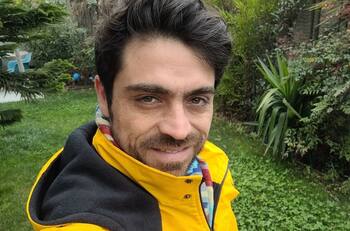 Etienne Bobenrieth se lució bailando al ritmo de "Flashdance" en las grabaciones de "#PobreNovio"