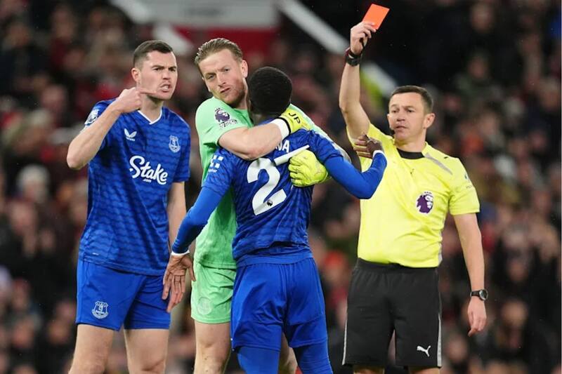 Idrissa Gueye, del Everton, fue espulsado por agredir a un compañero de equipo. Foto: EFE.