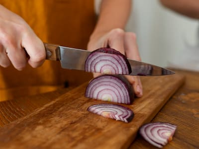 Ni sal, ni limón: Este es el truco infalible para eliminar el olor a cebolla de tus manos