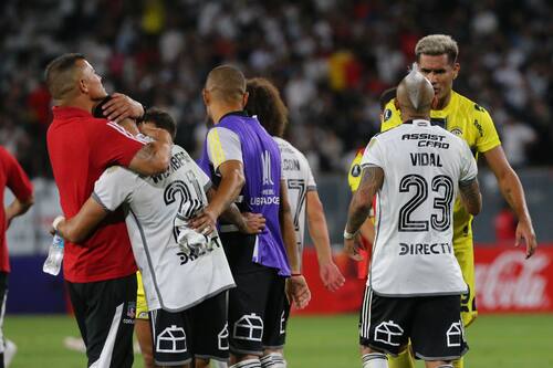 El equipo de Colo Colo celebra el triunfo contra Trinidense.
Dragomir Yankovic/Photosport
