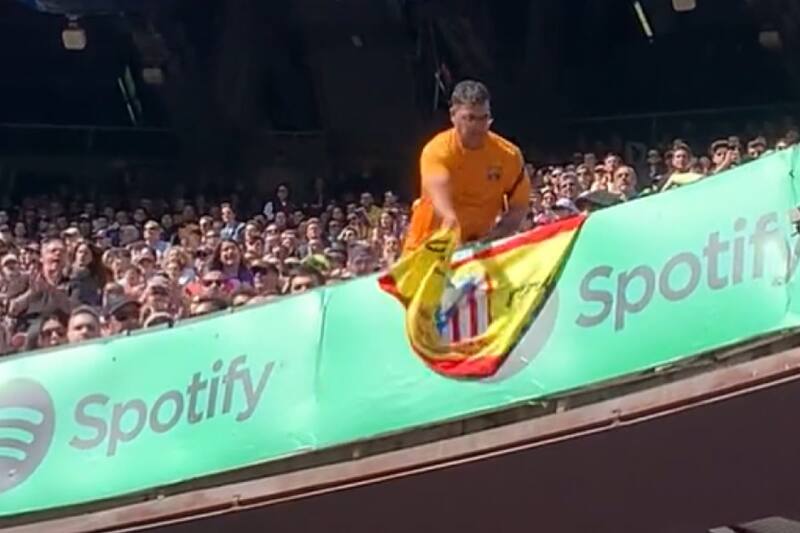 Aficionado retira la bandera de España (Twitter: @nocontextfooty)