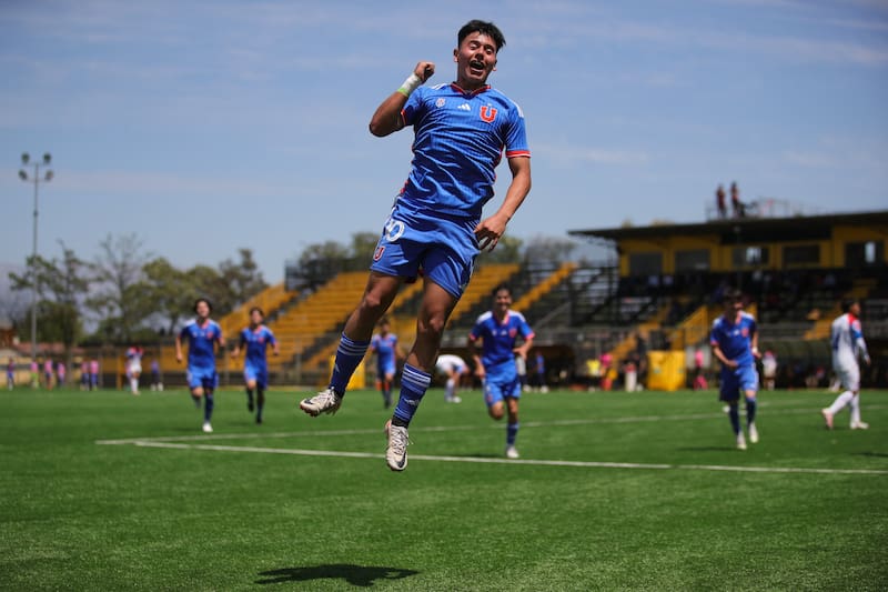 Ignacio Vásquez celebra un gol durante un amistoso internacional ante Cerro Porteño de Paraguay. Foto: @udechile.