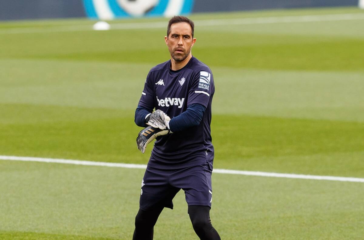 Medio español pone en duda retorno a la titularidad de Claudio Bravo