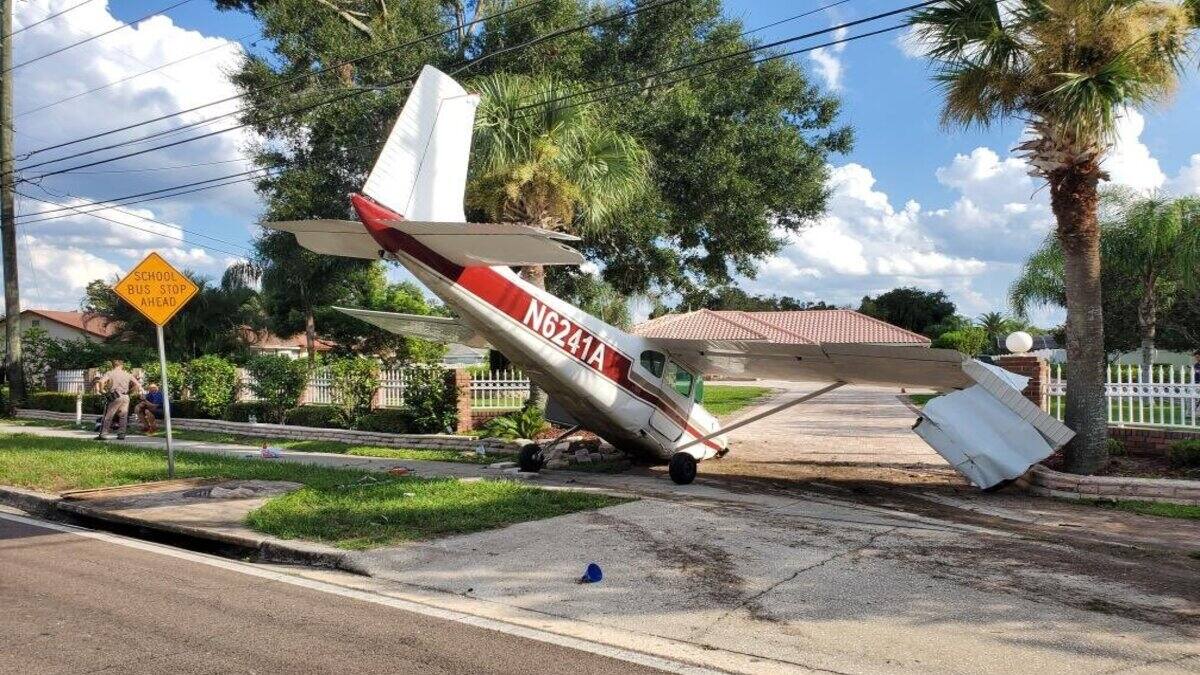 VIDEO | Avioneta cae en plena calle de Orlando y automovilista graba el momento exacto