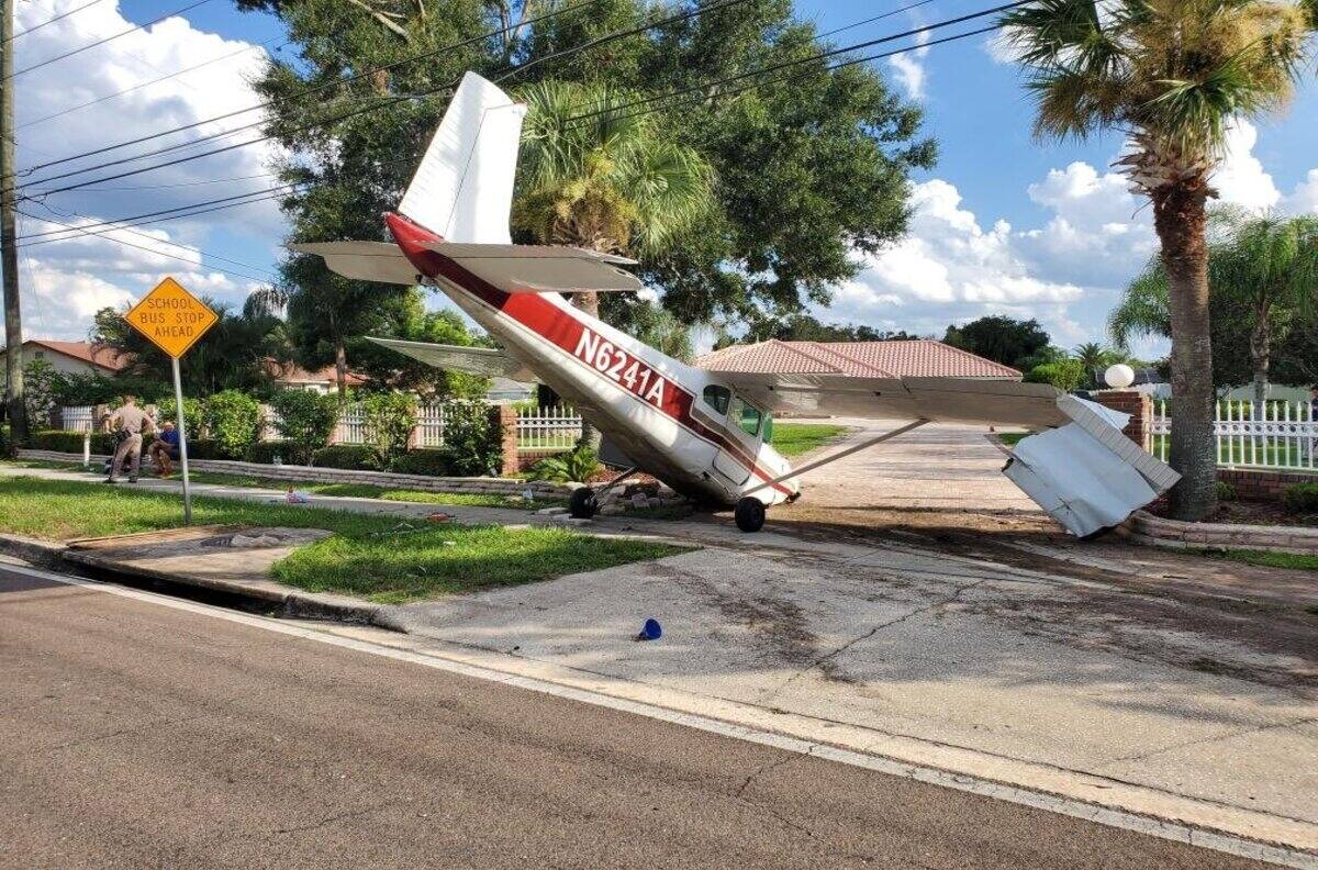 VIDEO | Avioneta cae en plena calle de Orlando y automovilista graba el momento exacto
