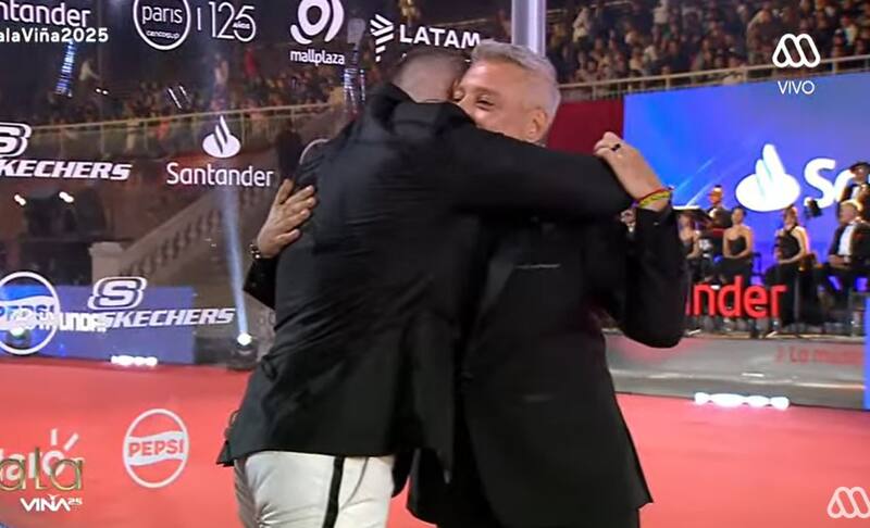 Los periodistas protagonizaron emotivo momento en la Gala festivalera. Créditos: Captura Mega