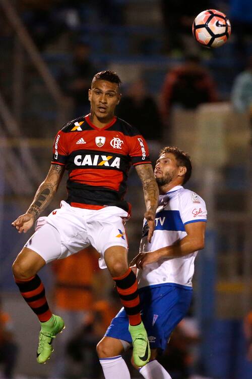 Copa Libertadores 2017, la UC ante Flamengo. Germán Lanaro en la disputa con uno que lo hizo trabajar: Paolo Guerrero.