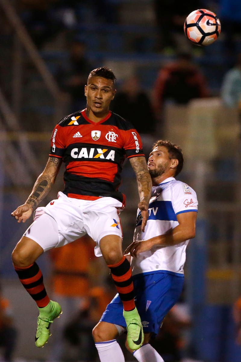 Copa Libertadores 2017, la UC ante Flamengo. Germán Lanaro en la disputa con uno que lo hizo trabajar: Paolo Guerrero.