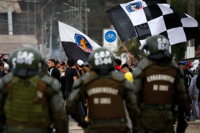 Carabineros y barra de Colo Colo.