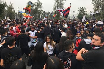 Barristas de Colo Colo llegaron al Estadio Monumental en rechazo a salida de Esteban Paredes
