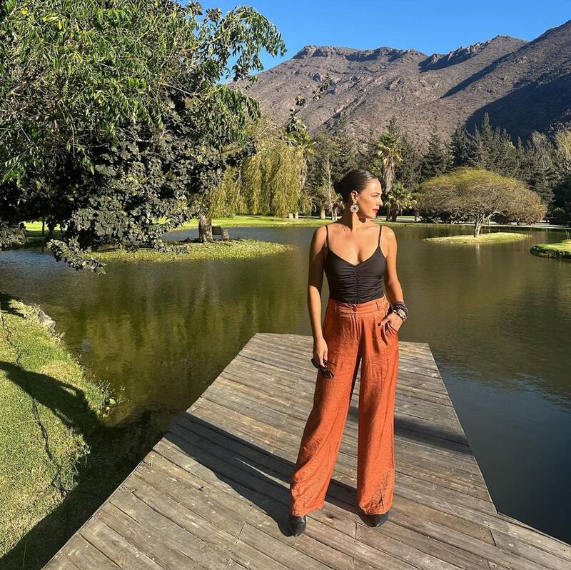 Ángeles Araya posando para la foto en el hermoso panorama de su salida