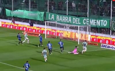 ¡Hasta lo celebró! Así fue el gol que compañero le quitó a Iván Morales en Argentina