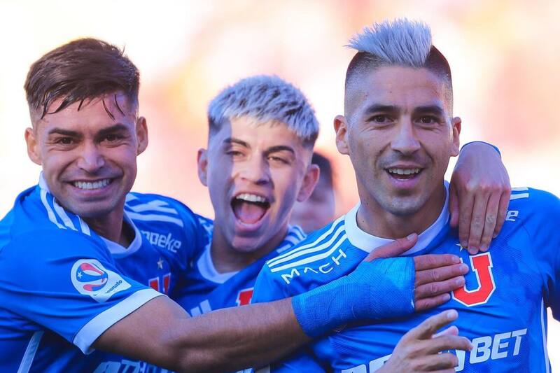 Jugadores de la U festejando el triunfo sobre Cobreloa. Foto: Prensa UCH