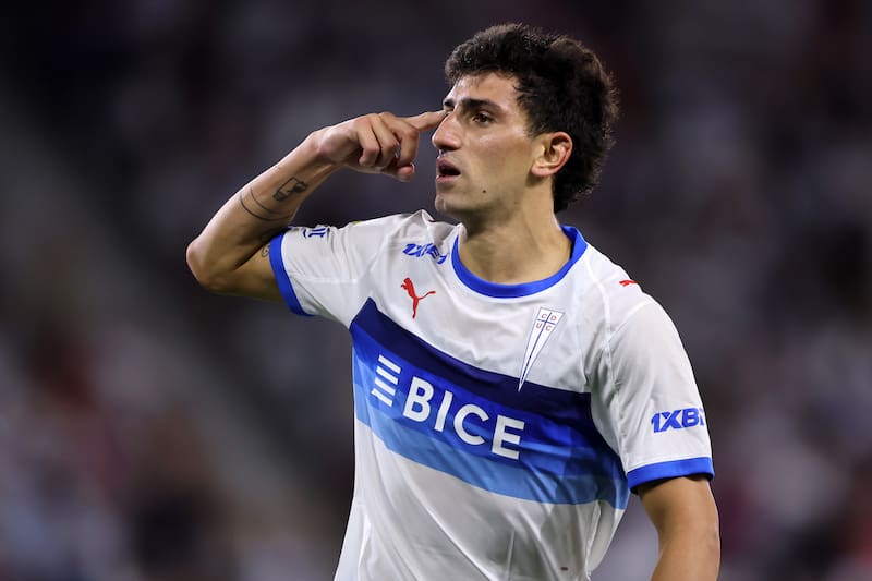 El delantero argentino busca seguir haciendo goles en la UC. Foto: Agencia Aton.