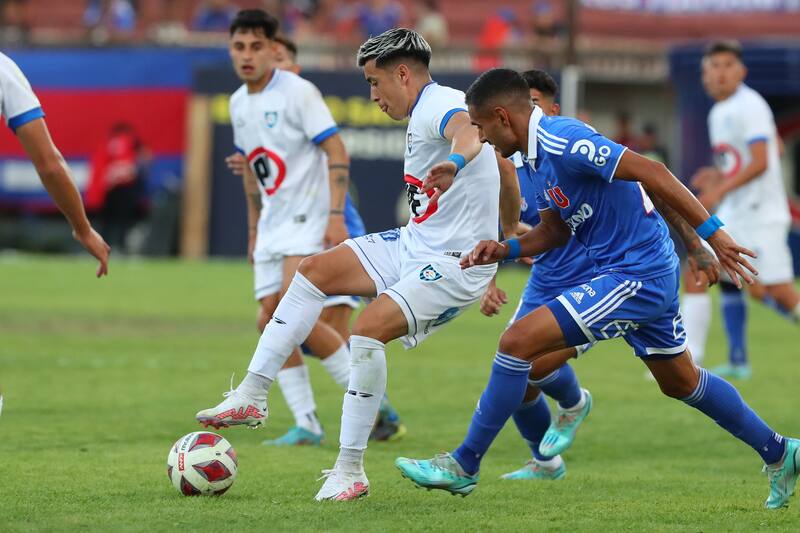 El jugador de Universidad de Chile Jeisson Vargas, derecha, disputa el balon contra Joaquin Gutierrez de Huachipato.