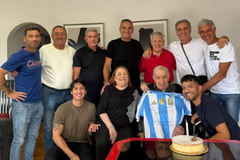 Sigue recibiendo visitas de sus expupilos.