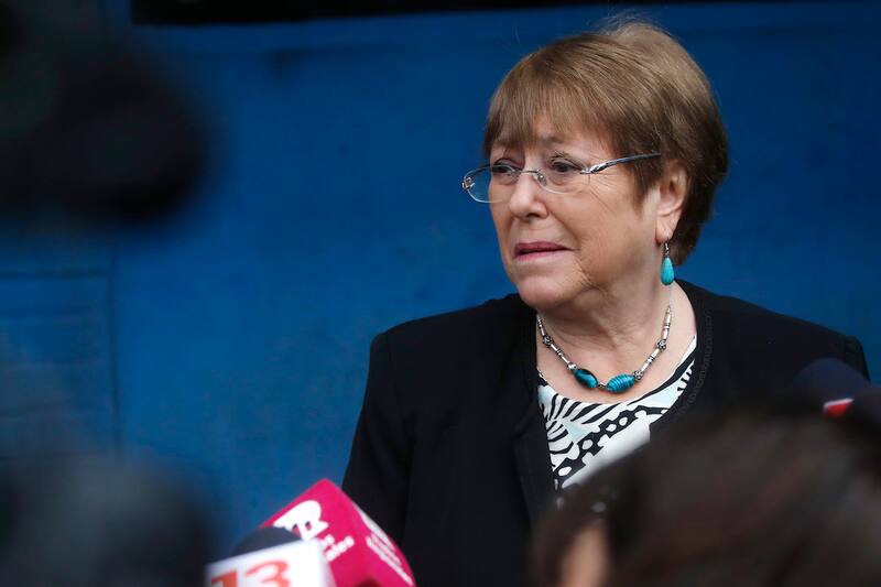 La ex presidenta Michelle Bachelet llega para sufragar en el Complejo educacional La Reinga comuna de La Reina.
Jonnathan Oyarzun/Aton Chile